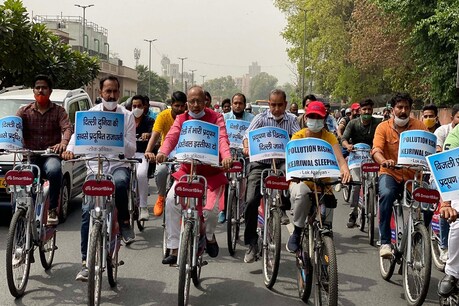 विजय गोयल के नेतृत्व में सीएम के इस्तीफे की मांग को लेकर दिल्ली सचिवालय तक साइकिल रैली निकाली.