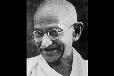 महात्मा गांधी (Mahatma Gandhi) ने दांडी यात्रा के दौरान खुद को एक तीर्थ यात्री बताया था. (तस्वीर: Wikimedia commons)