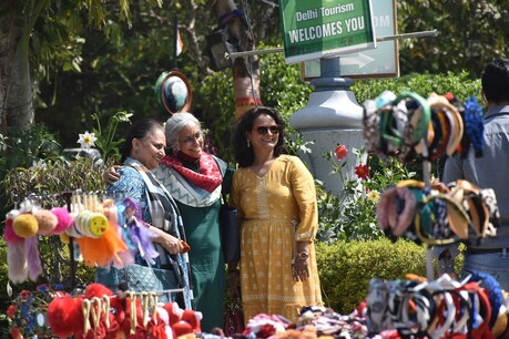 Garden Festival में लोग फूलो से सजी आकृतियां और कला कृतियों के बीच सेल्फी लेने का आनन्द ले रहे है.