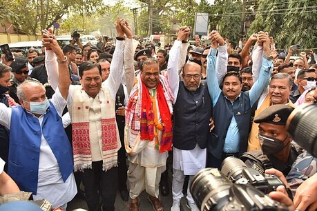 हेमंत बिस्वा सरमा के नामांकन के दौरान असम के सीएम और केंद्रीय कृषि मंत्री भी मौजूद थे. (@himantabiswa Twitter)