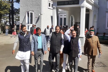 हिमाचल प्रदेश विधानसभा के बाहर कांग्रेस विधायक.