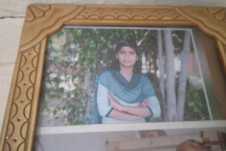 हरियाणा के पलवल में 12वीं की छात्रा की घर में घुसकर निर्ममता से हत्या कर दी गई.