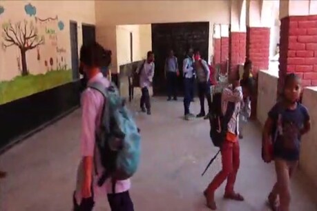 कोरोना काल में लगभग एक साल बाद स्कूलों में पहली और दूसरी कक्षा की पढ़ाई फिर शुरू हुई है