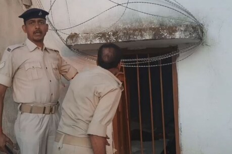 हजारीबाग के जेपी केंद्रीय कारा से दो विदेशी रोहिंग्या खिड़की का रॉड काटकर फरार हो गए.