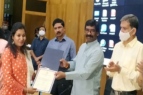 मुख्यमंत्री हेमंत सोरेन की उपस्थिति में 27 खिलाड़ियों को नियुक्ति पत्र दिया गया.