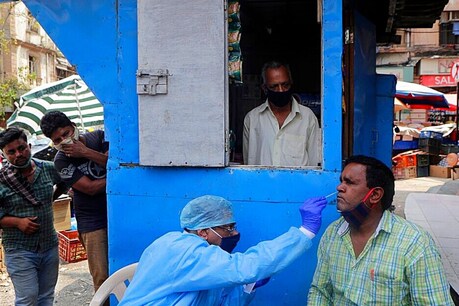 देश में बेहद तेजी से कोरोना संक्रमितों की संख्या बढ़ रही है. (तस्वीर-AP)