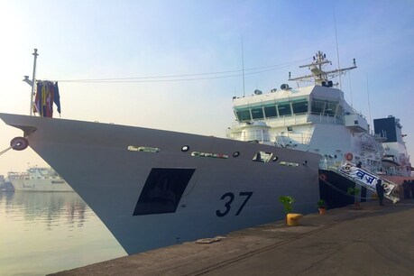 भारतीय तटरक्षक जहाज ‘वज्र’ (Defence PRO Chennai Twitter/24 March 2021)