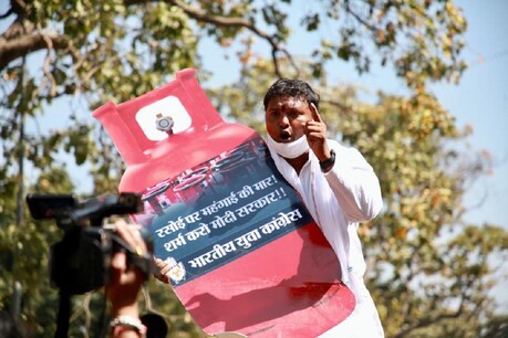 युवा कांग्रेस ने प्रदर्शन कर बढ़ी हुई कीमतों को वापस करने की मांग की.
