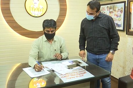 मध्य प्रदेश के इंदौर में बीजेपी ने हर वैक्सीनेशन सेंटर पर हेल्प डेस्क स्थापित कर दी है.
