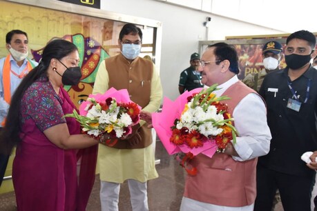 नड्डा ने परोक्ष रूप से वसुंधरा राजे पर तंज कसा कि सिर्फ अकेले चलने और शिकायत करने से काम नहीं चलेगा.