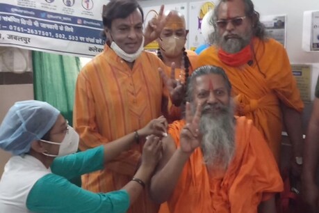 कोरोना वैक्सीनेशन को लेकर संतों ने सकारात्मक संदेश दिया.