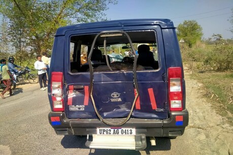 ट्रक के जबरदस्त टक्कर से पुलिस वाहन क्षतिग्रस्त हो गया और उसमें बैठे चार पुलिसकर्मी जख्मी हो गए