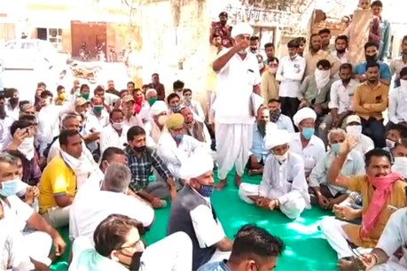 थाने के बाहर हजारों की संख्या में ग्रामीणों के प्रदर्शन की सूचना पर एसीपी और एएसपी समेत दो थानों का अतिरिक्त जाब्ता वहां पहुंचा.