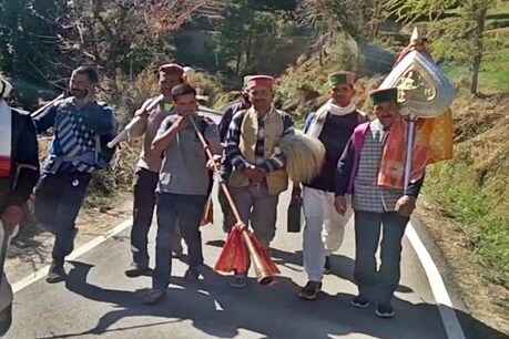 मंडी के लिए रवाना हुए देव कमरूनाग.