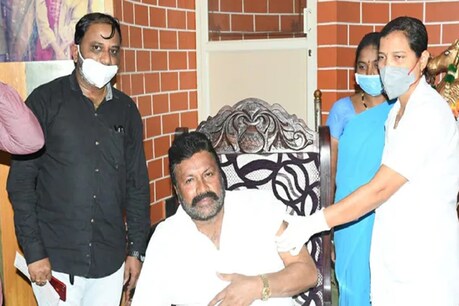 कर्नाटक के मंत्री बीसी पाटिल अपने घर पर कोरोना वैक्सीन की पहली डोज लेते हुए. (ANI/2 March 2021)