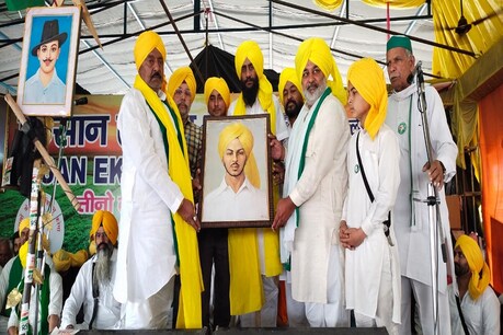 किसानों ने पीली पगड़ी पहन कर और स्वाभिमान मार्च निकालकर शहीद-ए-आजम भगत सिंह, सुखदेव और राजगुरु को कुर्बानी को याद किया.
