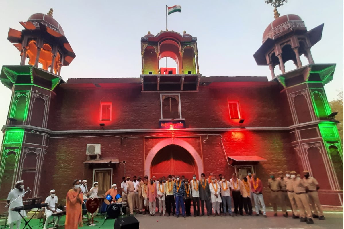Rajasthan Day: कोटा जेल में 24 कैदियों की रिहाई पर जश्न, गीता लेकर निकले बंदी