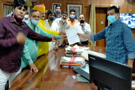इस मामले में जिला कलक्टर को सीएम के नाम ज्ञापन भी सौंपा गया है.