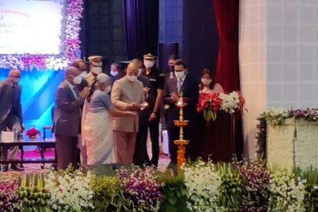 राष्ट्रपति रामनाथ कोविंद ने कार्यक्रम की दीप प्रज्ज्वलन कर शुरुआत की.