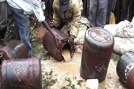 जहरीली शराब से हुई 100 से ज्यादा मौतों के बाद सरकार ने कड़ा कदम उठाया है.