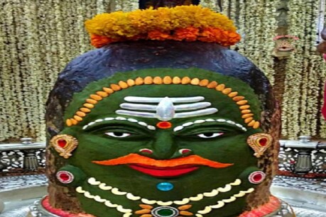 Ujjain : महाकाल (Mahakal) को उज्जैन का राजा माना जाता है.सावन-भादों के दौरान भी वो हर सोमवार को अपनी प्रजा का हाल जानने नगर भ्रमण पर निकलते हैं.