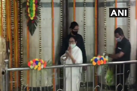 पश्चिम बंगाल की मुख्यमंत्री ममता बनर्जी ने नंदीग्राम के शिव मंदिर में जाकर पूजा-अर्चना की