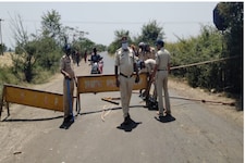 Corona: कमाल की सजा, इस जगह लोग मार भी नहीं खा रहे और दिल पर पत्थर भी है