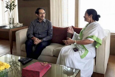 ममता बनर्जी के साथ शिवसेना प्रमुख उद्धव ठाकरे. (पीटीआई फाइल फोटो)