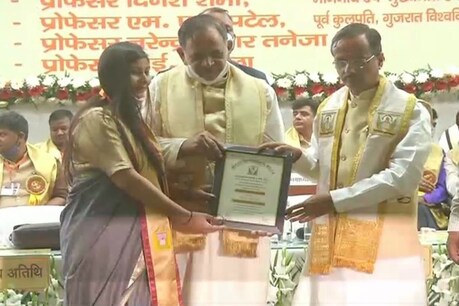 चौधरी चरण सिंह विश्वविद्यालय के 32वें दीक्षांत समारोह में प्रदेश के उपमुख्यमंत्री दिनेश शर्मा मुख्य अतिथि के रूप में शामिल हुए