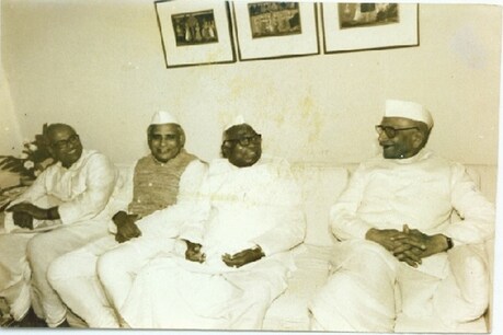 मोरारजी देसाई और अन्य जनता दल नेताओं ने 1977 के चुनावों (1977 Elections) को जनमत संग्रह कहा था. (तस्वीर: Wikimedia commons)