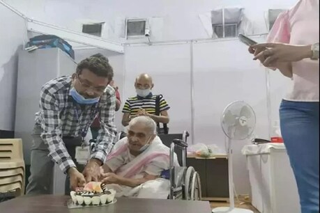 वीडियो में महिला को केक काटते हुए देखा जा सकता है.