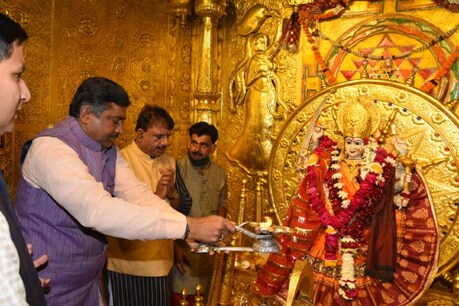 मुरलीधर राव पुराने भोपाल के इलाके में कर्फ्यू वाली माता के मंदिर पहुंचे और वहां पर आरती करने के साथ-साथ माता के मंदिर में माथा टेका.