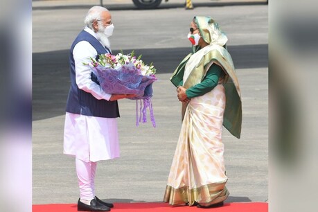 पीएम मोदी बांग्लादेश दौरे पर पहुंचे हैं. (तस्वीर-narendramodi twitter)