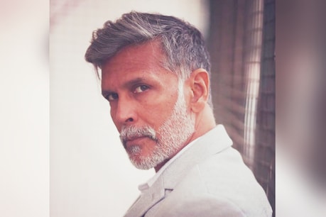 मिलिंद सोमन ने ट्वीट कर दी कोरोना पॉजिटिव होने की जानकारी (फोटो साभार: Instagram @milindrunning)