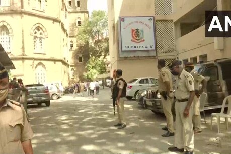 सचिन वाजे को गुरुवार को विशेष NIA कोर्ट में पेश किया गया. (फोटो: ANI/Twitter)