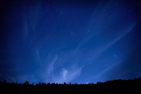 रात्रिकालीन आकाश (Night Sky) में प्रकाश का प्रदूषण (Light Pollution) उम्मीद से कहीं ज्यादा हो गया है. (प्रतीकात्मक तस्वीर: shutterstock)