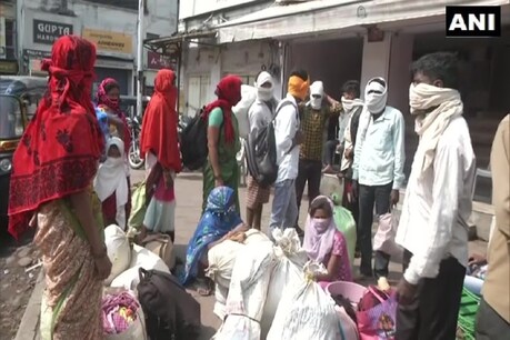 नागपुर के बस अड्डे पर जमा हुए प्रवासी श्रमिक (Photo-ANI)