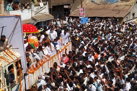 सीएम शिवराज सिंह चौहान के साथ प्रदेश बीजेपी अध्यक्ष वीडी शर्मा, नरोत्तम मिश्रा, प्रभात झा के साथ तमाम बीजेपी के नेताओं, कार्यकर्ताओं ने श्रद्धांजलि दी.