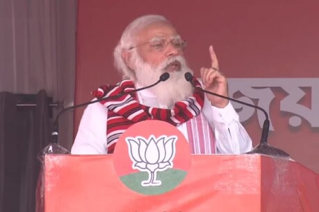 असम के बोकाघाट में एक चुनावी रैली को संबोधित करते प्रधानमंत्री नरेंद्र मोदी. (BJP4India Twitter/21 March 2021)