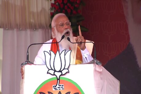 केरल के पलक्कड़ में एक चुनावी रैली को संबोधित करते पीएम नरेंद्र मोदी. (BJP4India Twitter/30 March 2021)