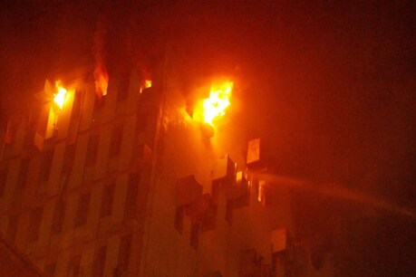 कोलकाता में New Koilaghat इमारत की 13 वीं मंजिल पर आग लग गई./ (पीटीआई)