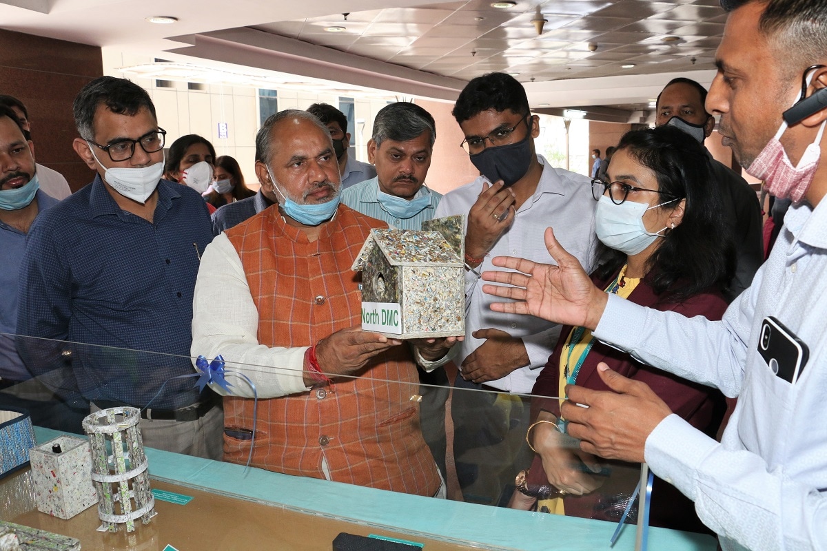 North Delhi Mayor Jai Prakash inaugurated the Plastic Waste Museum and Plastic Recycle Corner 'बॉटल फॉर चेंज' के अंतर्गत प्लास्टिक अपशिष्ट संग्रहालय/ प्लास्टिक पुन:चक्रित कॉर्नर का उद्घाटन किया.