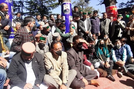 हिमाचल प्रदेश विधानसभा के बाहर काली पट्टी लगाकर प्रदर्शन करता विपक्ष.