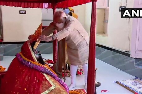 जेशोरेश्वरी मंदिर पहुंचे प्रधानमंत्री नरेंद्र मोदी. (फोटो: ANI/Twitter)