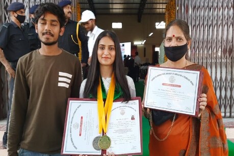 राज्यपाल ने कहा कि कृषि व्यवसाय को आधुनिकता देकर अधिक लाभकारी बनाना समय की मांग है.