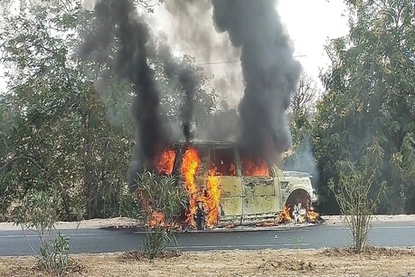 बताया जा रहा है कि शॉर्ट सर्किट की वजह से कार में आग लगी थी