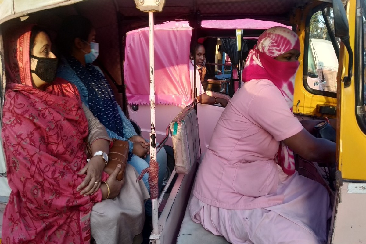 ऑटो चालक रीना देवी के पिंक ऑटो में बैठकर महिला यात्रियों को सुरक्षा का एहसास होता है