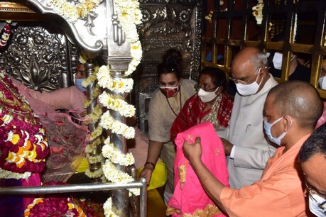 राष्ट्रपति रामनाथ कोविंद की विंध्यवासिनी मंदिर की आग को देखते हुए मंदिर परिसर को फूलों से आकर्षक रूप से सजाया गया था।