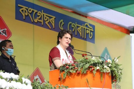 असम के तेजपुर में एक चुनावी रैली को संबोधित करतीं प्रियंका गांधी. (INCIndia/2 March 2021)