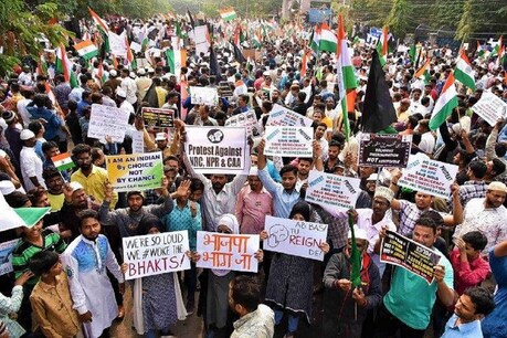 सीएए के खिलाफ हैदराबाद में तिरंगा रैली मार्च निकालती युनाइटेड मुस्लिम एक्शन कमेटी. (PTI/4 Jan 2020)
